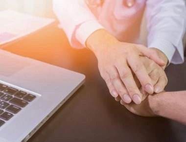 Πως ο καρκίνος «προειδοποιεί» τους νέους: Οι 5 ενδείξεις που δεν πρέπει να αγνοηθούν